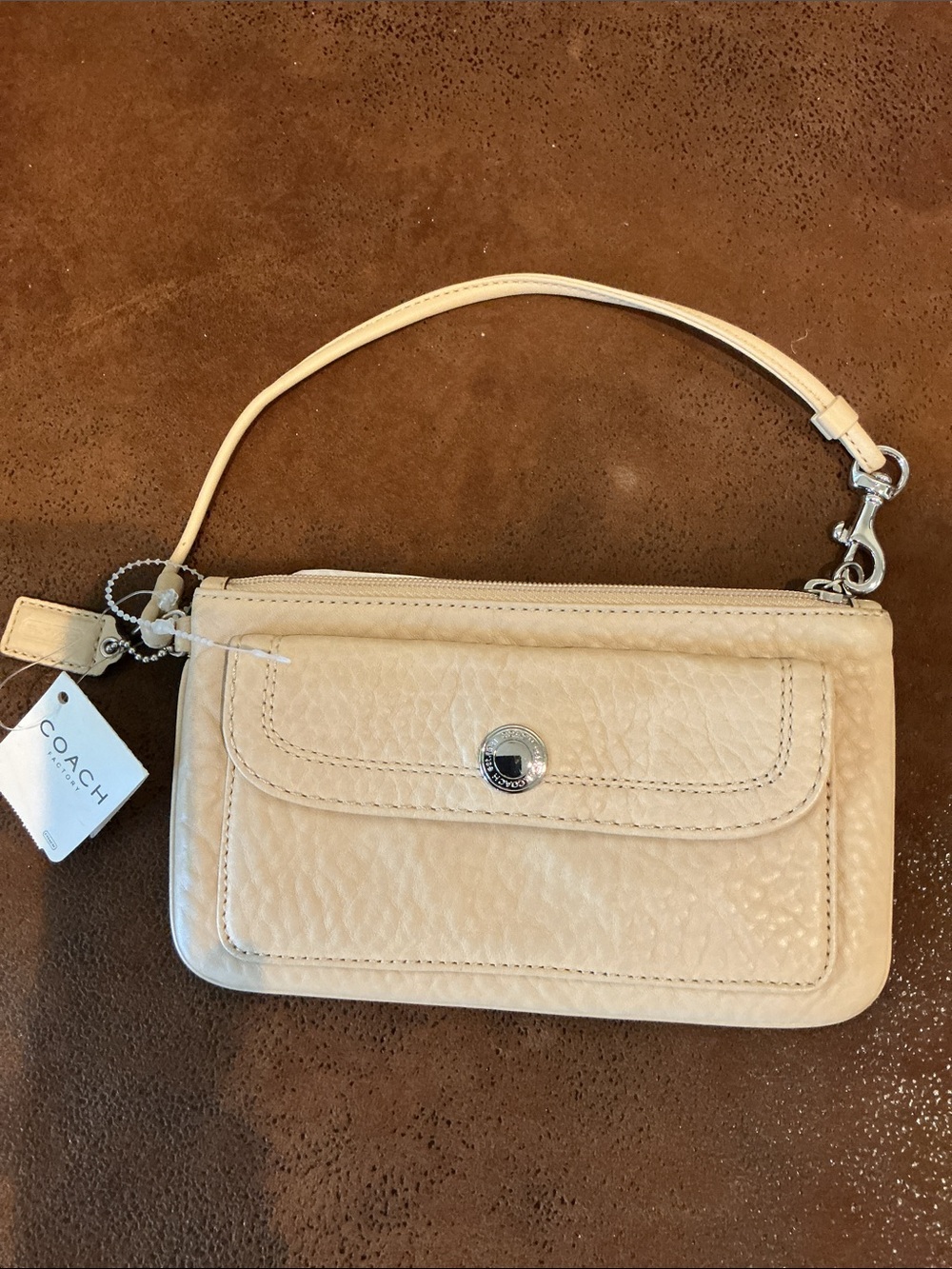 Coach NWT 🌷Vintage Y2K beige Pebbled Leather Hamilton Large Wristlet F42126